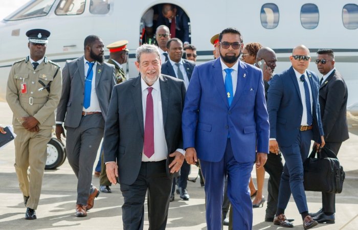 El Presidente de Guyana Irfaan Ali, con el Primer Ministro de San Vicente y las Granadinas, Ralph Gonsalves, el 14 de diciembre de 2023. Foto:L ucanus D. Ollivierre, AP