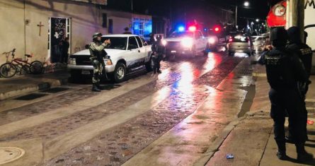 Los cuerpos baleados de cinco jóvenes fueron encontrados dentro de un vehículo en una localidad del estado central de Guanajuato, donde ha escalado la violencia debido a la guerra entre grupos delictivos por el control del territorio.