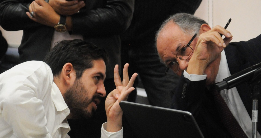 Los diputados morenistas Hamlet García y Juan Ramiro Robledo dialogan durante la sesión extraordinaria de la comisión de Puntos Constitucionales.