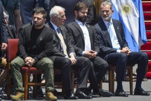 De izquierda a derecha, el Presidente ucraniano Volodímir Zelenski, el mandatario de Armenia, Vahagn Khachaturyan, el Presidente de Chile, Gabriel Boric, y el rey español Felipe VI asisten a la ceremonia de juramentación del nuevo Presidente de Argentina, Javier Milei, en el Congreso en Buenos Aires, Argentina, el domingo 10 de diciembre de 2023.