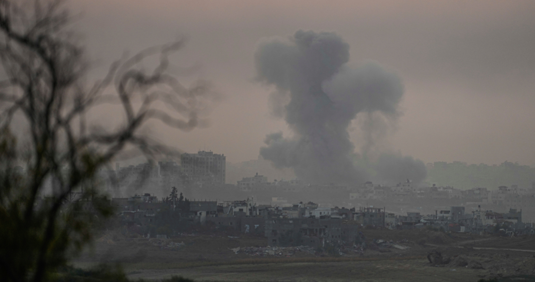 Una nube de humo se levanta en la Franja de Gaza luego de ser bombardeada por Israel el lunes 4 de diciembre de 2023.