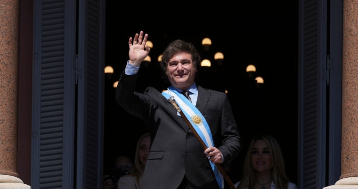 El recién juramentado Presidente de Argentina, Javier Milei, saluda a sus partidarios desde el balcón de la casa de Gobierno en Buenos Aires, Argentina, el domingo 10 de diciembre de 2023.