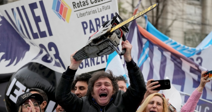 Javier Milei sostiene una motosierra durante un acto de campaña en La Plata, Argentina, el 12 de septiembre de 2023.