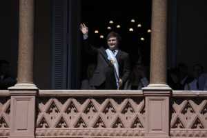 El recién juramentado Presidente de Argentina, Javier Milei, saluda a sus partidarios desde el balcón de la casa de gobierno en Buenos Aires, Argentina, el domingo 10 de diciembre de 2023.