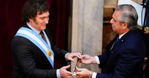 El Presidente entrante de Argentina, Javier Milei, recibe el bastón presidencial del mandatario saliente, Alberto Fernández, en el Congreso en Buenos Aires, Argentina, el domingo 10 de diciembre de 2023.