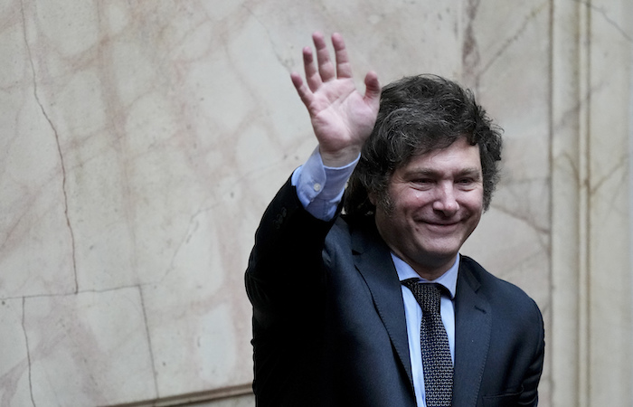 El Presidente electo Javier Milei saluda durante una sesión conjunta del Congreso para declararlo oficialmente a él y a su compañero de fórmula ganadores de la segunda vuelta presidencial, en Buenos Aires, Argentina, el miércoles 29 de noviembre de 2023.