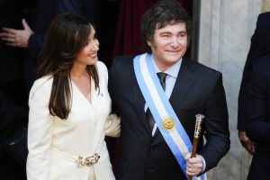 El Presidente entrante de Argentina, Javier Milei, junto a la Vicepresidenta Victoria Villarruel después de su ceremonia de juramento en el Congreso en Buenos Aires, Argentina, el domingo 10 de diciembre de 2023.