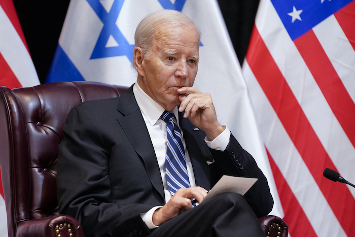 El Presidente Joe Biden escucha mientras él y el Primer Ministro israelí Benjamin Netanyahu participan en una reunión bilateral con funcionarios israelíes y estadounidenses, el miércoles 18 de octubre de 2023, en Tel Aviv.