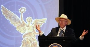 Ken Salazar, Embajador de Estados Unidos en México, durante la inauguración de la mesa redonda sobre el combate al tráfico de armas y mejores prácticas en Estados Unidos y México. Foto: Graciela López, Cuartoscuro