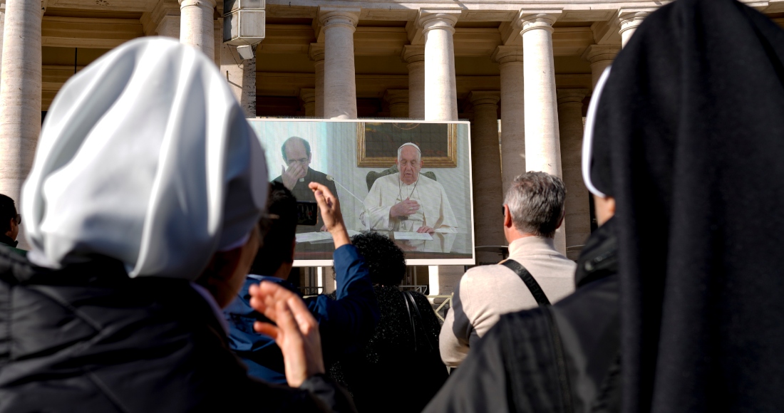 La pantalla donde aparece el Papa Francisco en la Plaza de San Pedro en el Vaticano el 3 de diciembre de 2023.