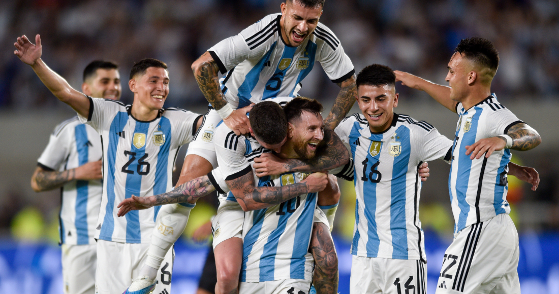 Lionel Messi festeja con sus compañeros de la selección argentina, luego de anotar el segundo tanto de su equipo ante Panamá, durante un partido amistoso en Buenos Aires, el 23 de marzo de 2023.