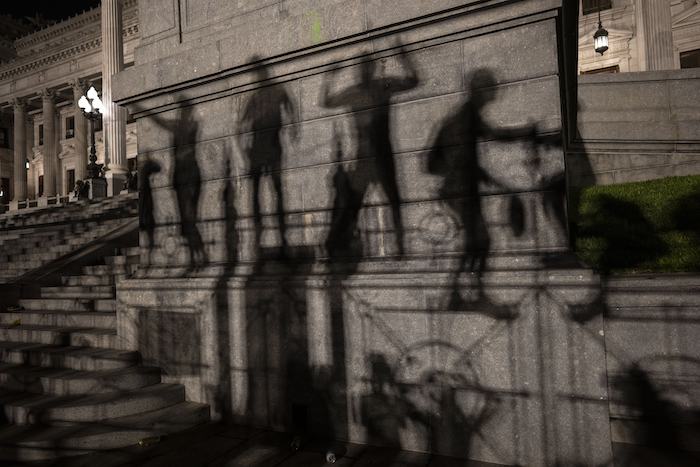 Las sombras, proyectadas en una pared, de manifestantes que protestan contra las medidas económicas del nuevo Gobierno, en el Congreso Nacional, en Buenos Aires, el 21 de diciembre de 2023.