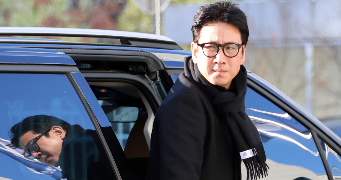 El actor Lee Sun-kyun baja de un auto a su llegada a la sede de la Policía Metropolitana de Incheon, en Incheon, Corea del Sur, el sábado 23 de diciembre de 2023. Foto: Son Hyun-kyu/Yonhap, vía AP