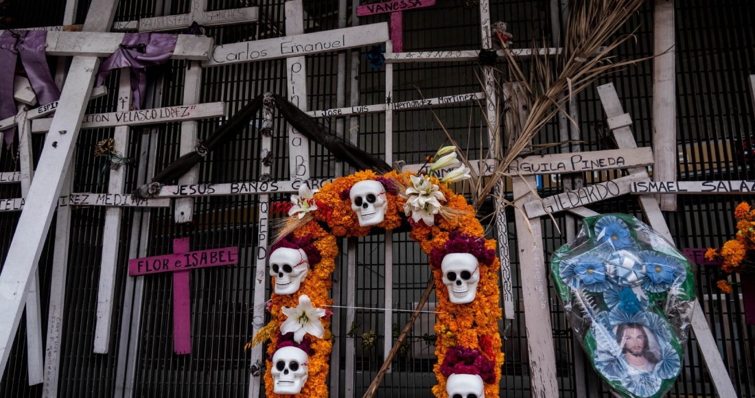 En los pasados festejos por el Día de Muertos, en las inmediaciones de la estación Olivos de la Línea 12 del Sistema de Transporte Colectivo (STC) Metro, se colocó una pequeña ofrenda para recordar a las víctimas de la tragedia del 3 de mayo de 2021. Foto: Galo Cañas, Cuartoscuro