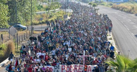 Los migrantes parten de Tapachula, México, el domingo 24 de diciembre de 2023. La caravana comenzó su viaje hacia el norte a través de México pocos días antes de que el Secretario de Estado de Estados Unidos, Antony Blinken, llegue a la Ciudad de México para discutir nuevos acuerdos para controlar el aumento de migrantes que buscan ingresar a Estados Unidos.