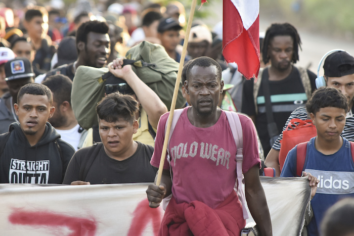 Los migrantes parten de Tapachula, México, el domingo 24 de diciembre de 2023.