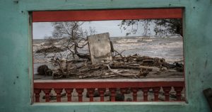 Una ventana enmarca un tramo de costa llena de escombros que dejó una inundación provocada por la elevación del nivel del mar en el Golfo de México, en la población costera de El Bosque, estado de Tabasco, México, 29 de noviembre de 2023.