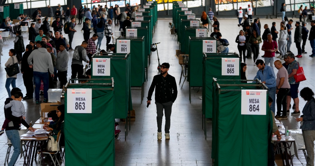 Los votantes hacen fila en un colegio electoral en Santiago, Chile, el domingo 17 de diciembre de 2023.