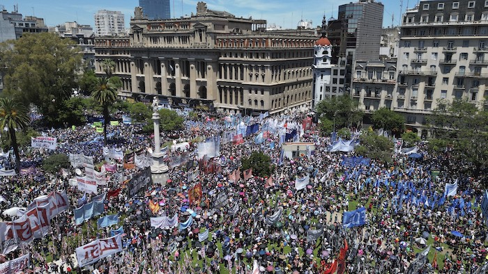 Manifestantes antigubernamentales protestan contra las reformas económicas del Presidente argentino Javier Milei frente a la Corte Suprema, mientras los sindicatos impugnan legalmente las medidas en Buenos Aires, Argentina, el miércoles 27 de diciembre de 2023.