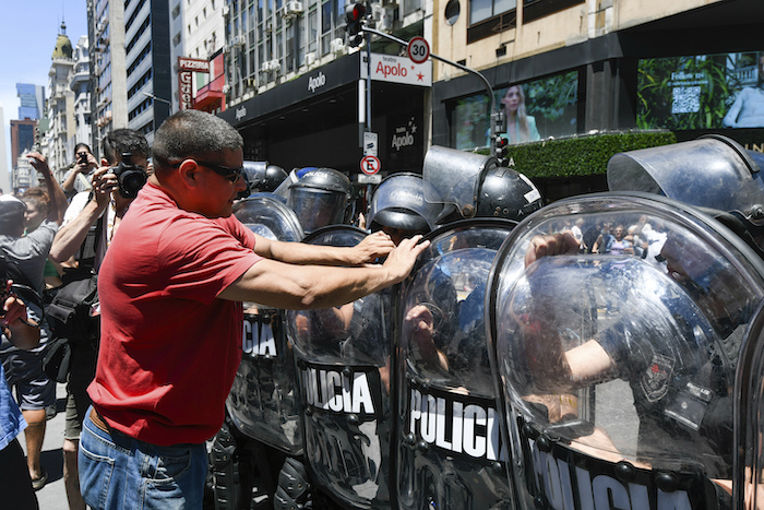 Manifestantes antigubernamentales se enfrentan a la policía para protestar por las reformas económicas del Presidente argentino Javier Milei frente a la Corte Suprema mientras los sindicatos impugnan legalmente las medidas en Buenos Aires, Argentina, el miércoles 27 de diciembre de 2023.