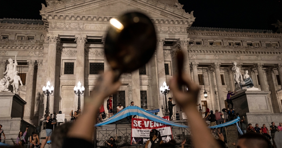 Manifestantes corean consignas antigubernamentales frente al Congreso Nacional para protestar contra las medidas económicas del Gobierno, el jueves 21 de diciembre de 2023, en Buenos Aires, Argentina.