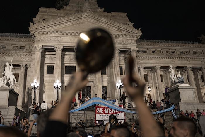 Manifestantes corean consignas antigubernamentales frente al Congreso Nacional para protestar contra las medidas económicas del Gobierno, el jueves 21 de diciembre de 2023, en Buenos Aires, Argentina.