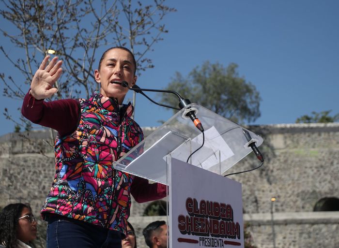 Claudia Sheinbaum Pardo hizo un llamado a las y los jóvenes a que se apropien del movimiento y a que caminen por todo el país para que otras personas de su generación que se desempeñan en los distintos sectores puedan conformar un equipo plural e incluyente, sin que nadie esté por encima de los demás. 