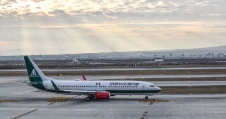 El vuelo inaugural de la aerolínea Mexicana de Aviación, que se dirigía al nuevo Aeropuerto Internacional de Tulum, Felipe Carrillo Puerto, fue desviado y tuvo que aterrizar en Mérida, Yucatán, debido a un banco de niebla que impidió que la aeronave aterrizara en su destino. Foto: Mario Jasso, Cuartoscuro