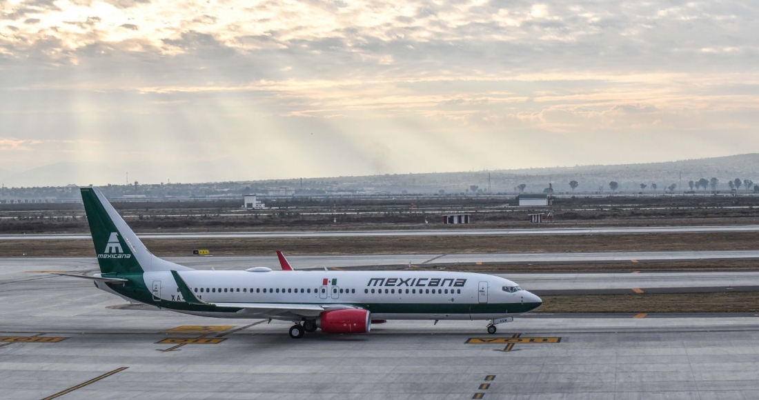 El vuelo inaugural de la aerolínea Mexicana de Aviación, que se dirigía al nuevo Aeropuerto Internacional de Tulum, Felipe Carrillo Puerto, fue desviado y tuvo que aterrizar en Mérida, Yucatán, debido a un banco de niebla que impidió que la aeronave aterrizara en su destino. Foto: Mario Jasso, Cuartoscuro