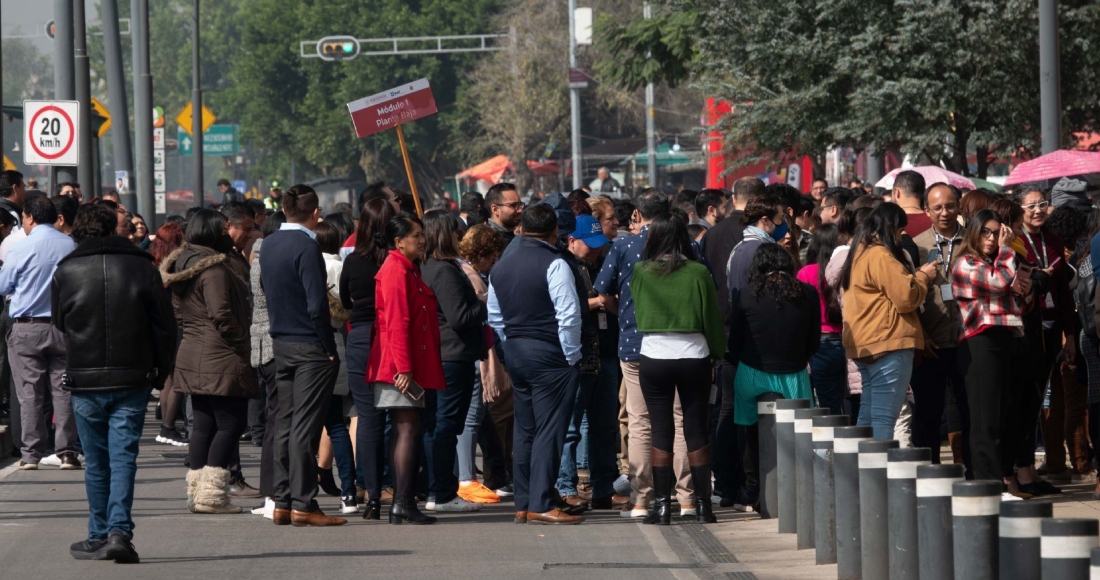 Dos nuevos microsismos sorprendieron la tarde de este jueves a las y los habitantes de algunas partes de la Ciudad de México, por lo que quienes percibieron el movimiento salieron a las calles para buscar un lugar seguro.