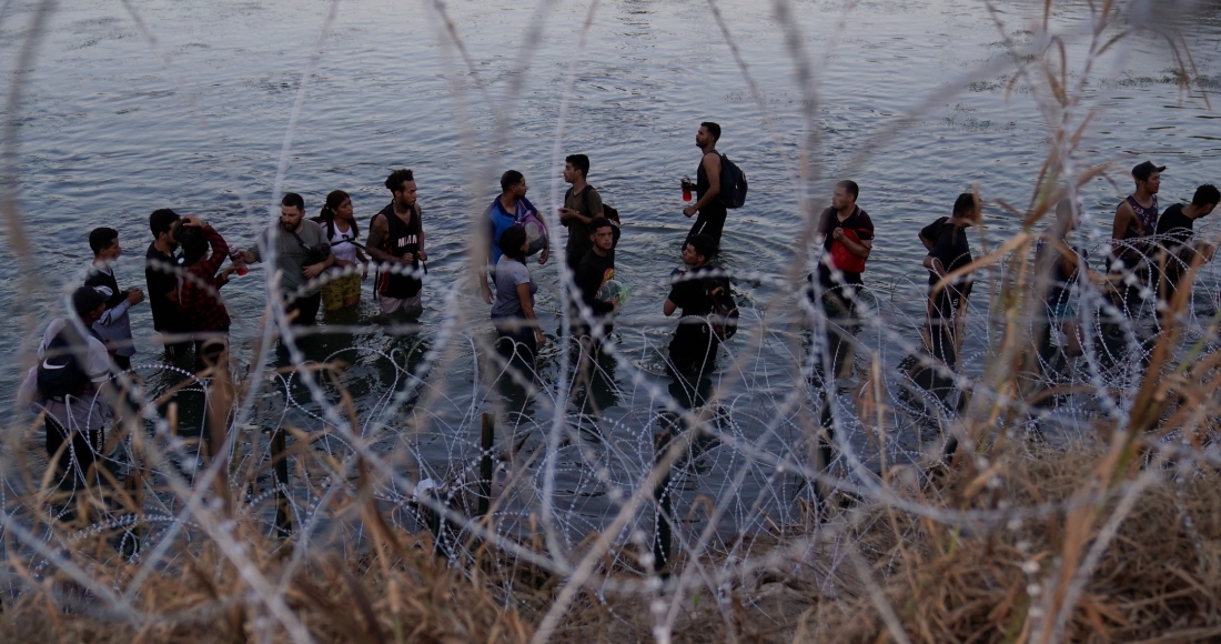 Migrantes cruzando desde México en Eagle Pass, Texas, el 23 de septiembre de 2023. Foto: Eric Gay, AP