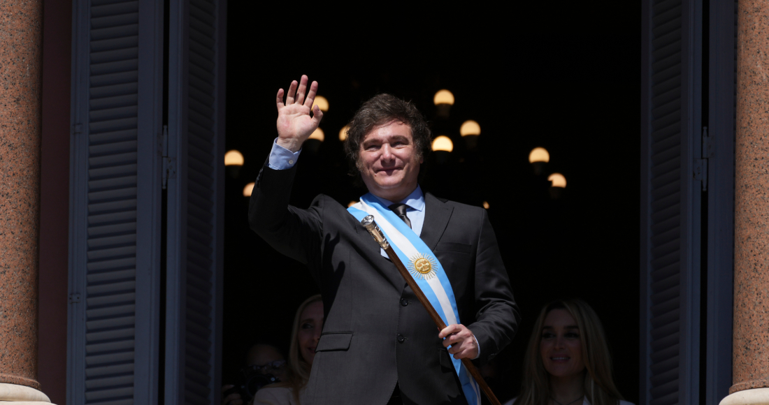 El recién juramentado Presidente de Argentina, Javier Milei, saluda a sus partidarios desde el balcón de la casa de gobierno en Buenos Aires, Argentina, el domingo 10 de diciembre de 2023.