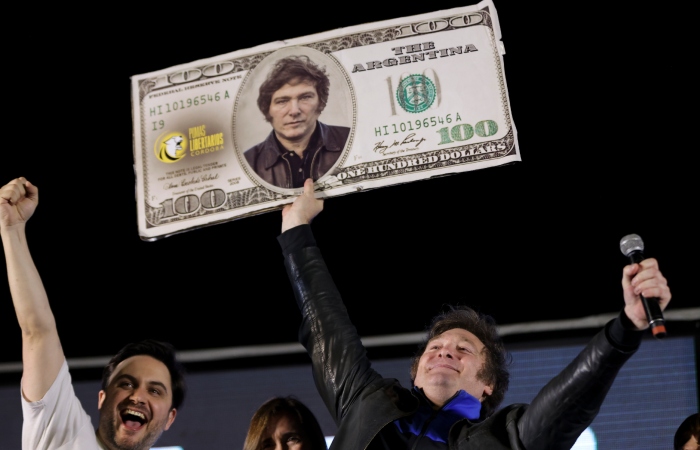 Javier Milei sostiene una imagen de cartón de un billete de 100 dólares con la fotografía de su rostro, durante un evento de cierre de campaña el jueves 16 de noviembre de 2023, en Córdoba, Argentina.