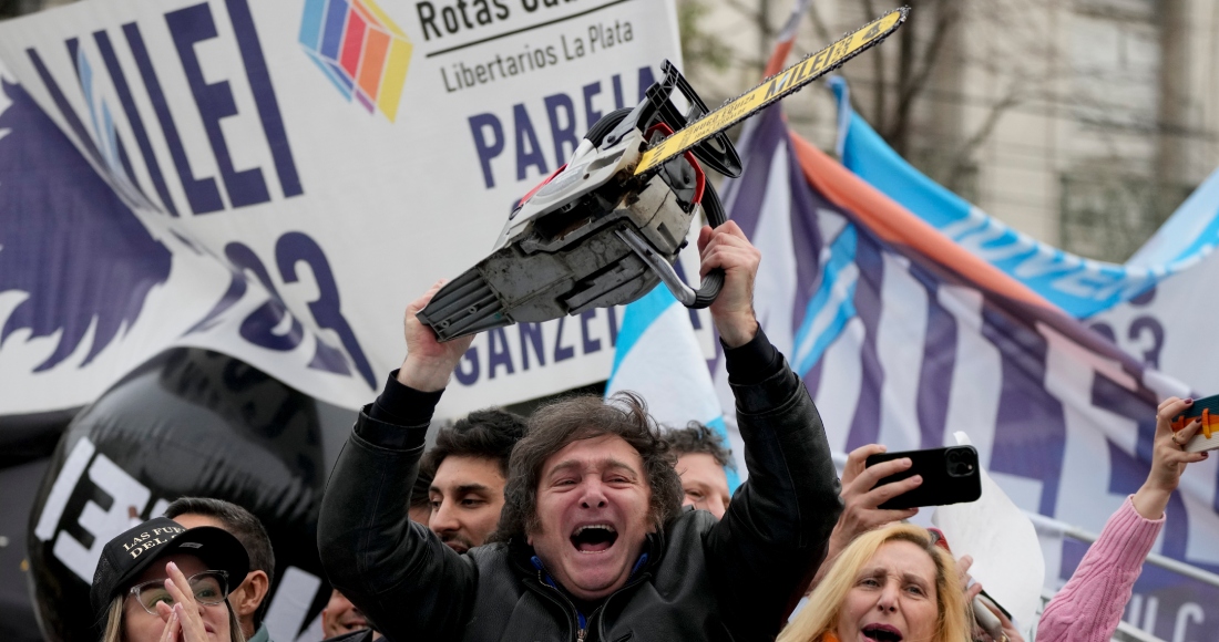 Javier Mile sostiene una motosierra durante un acto de campaña en La Plata, Argentina, el 12 de septiembre de 2023. Milei obtuvo la presidencia tras imponerse en el balotaje el 19 de noviembre.