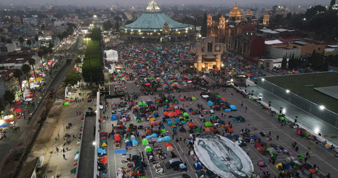 Peregrinos duermen fuera de la Basílica de Guadalupe en su festividad en Ciudad de México, martes 12 de diciembre de 2023 por la madrugada.