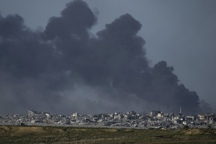 Una nube de humo se alza luego de un bombardeo israelí en la Franja de Gaza, vista desde el sur de Israel, el martes 26 de diciembre de 2023.