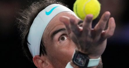 Rafael Nadal saca ante Mackenzie McDonald durante la segunda ronda del Abierto de Australia, el miércoles 18 de enero de 2023, en Melbourne.