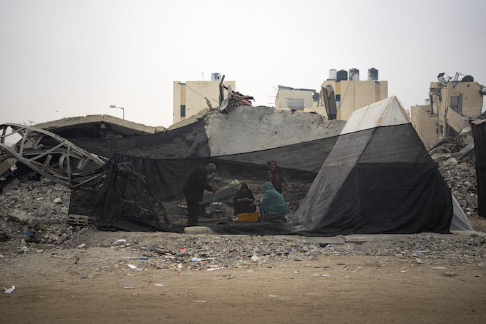 Palestinos desplazados por los bombardeos israelíes sobre la Franja de Gaza cocinan en un campamento improvisado en la zona de Muwasi, el 28 de diciembre de 2023.