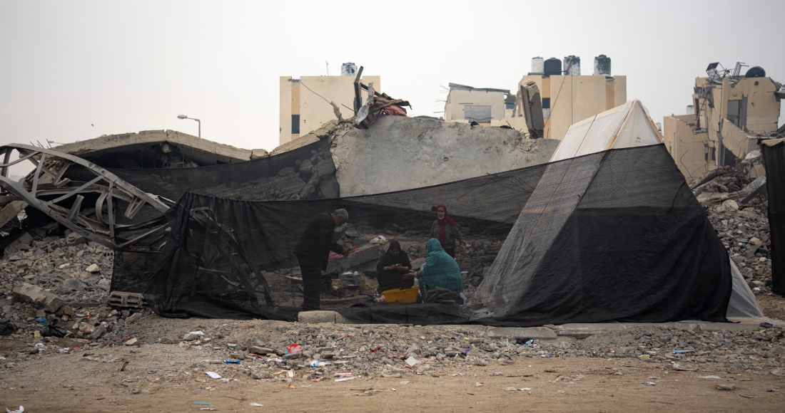 Palestinos desplazados por los bombardeos israelíes sobre la Franja de Gaza cocinan en un campamento improvisado en la zona de Muwasi, el 28 de diciembre de 2023.