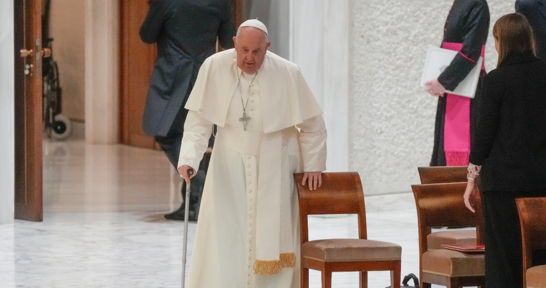 El papa Francisco llega al salón Pablo VI con motivo de la audiencia general semanal, en el Vaticano, el miércoles 13 de diciembre de 2023.