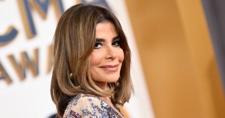 Paula Abdul llega a los 57º Premios Anuales de la CMA el 8 de noviembre de 2023, en la Bridgestone Arena de Nashville, Tennessee.