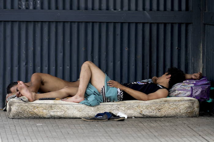 Personas sin hogar duermen en un colchón en una avenida de Buenos Aires, Argentina, el miércoles 13 de diciembre de 2023.