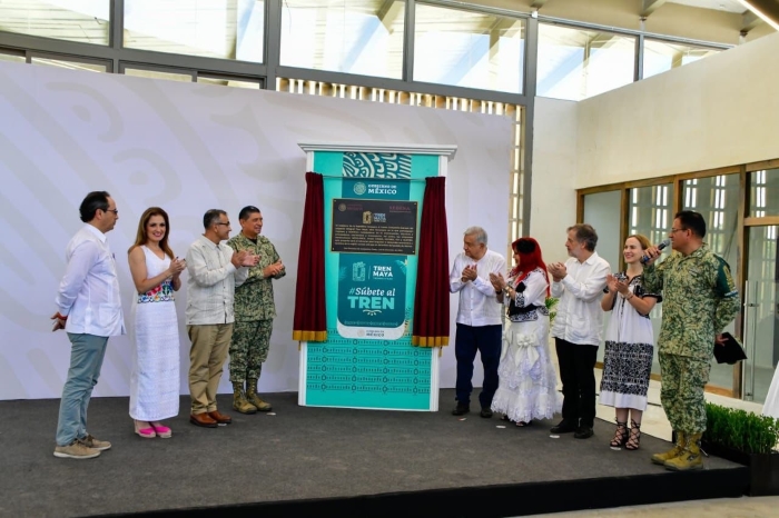 El Presidente develó la placa del Tren Maya.