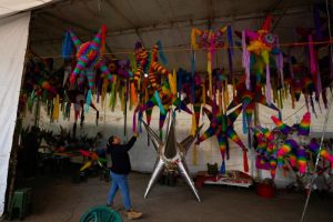 Esta llamativa esfera de cartón, decorada con papelitos de colores, es tan protagonista de las fiestas de diciembre en México como el árbol de navidad o los nacimientos.