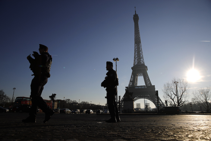 Policías antidisturbios vigilan cerca de la Torre Eiffel, el lunes 30 de diciembre de 2019 en París, previo a los festejos por el Año Nuevo en la capital francesa.