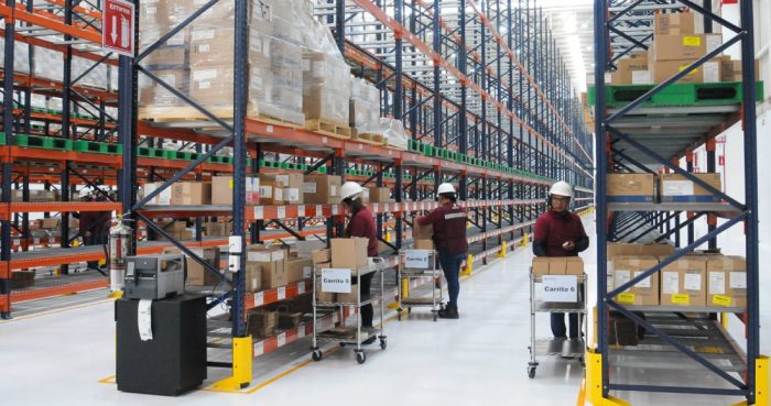 Trabajadores de Birmex colocan distintas medicinas en los anaqueles de la recién inaugurada Megafarmacia del Bienestar.