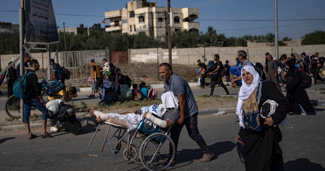 Un palestino llora la muerte de familiares fallecidos en un bombardeo israelí en Jan Yunis, Franja de Gaza, el 26 de diciembre de 2023. 