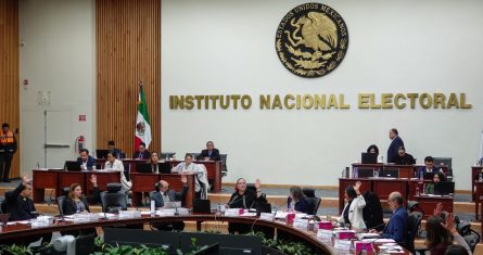 Falta poco menos de un mes para que cierre el registro de voto desde el extranjero que ofrece el Instituto Nacional Electoral (INE), previsto el 20 de febrero, y mexicanos que residen en Estados Unidos acusan que las autoridades electorales mexicanas y la Cancillería han obstaculizado su derecho a participar en las elecciones que se realizarán este año en México al no simplificar el procedimiento de registro engorroso y brindar información incompleta sobre el proceso.