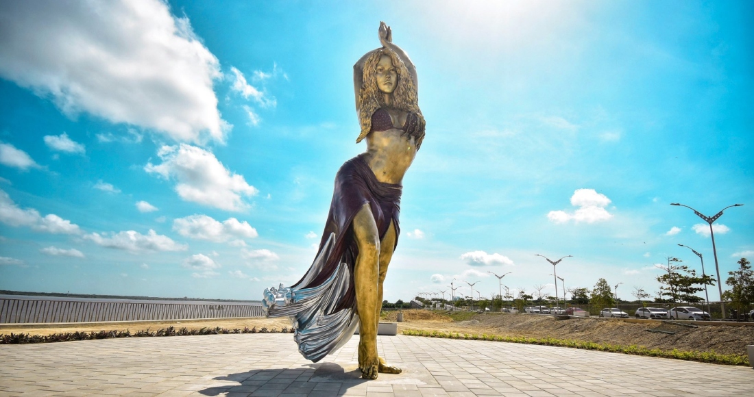 La cantante Shakira fue inmortalizada en su ciudad natal de Barranquilla, donde las autoridades develaron una gigantesca estatua de bronce de la diva colombiana de la música conocida en todo el mundo por sus melodías pegajosas y sus movimientos sugestivos. Foto: X @shakira