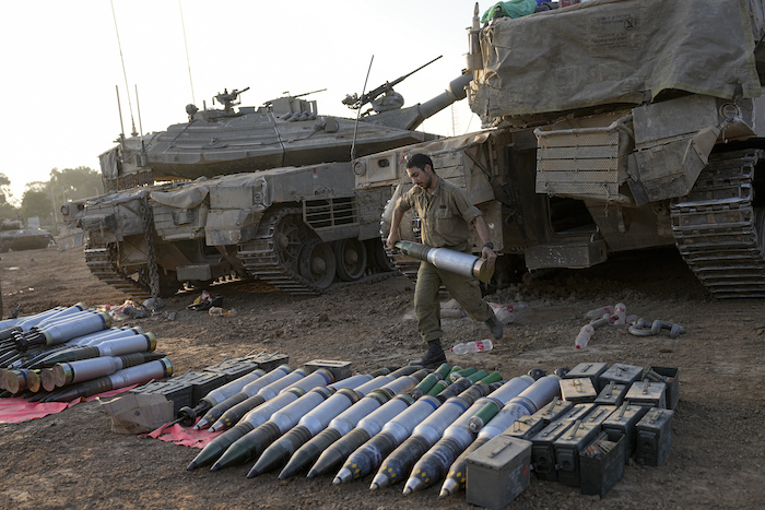 Soldados israelíes cargan proyectiles a un tanque en un área en el sur de Israel cerca de la frontera con Gaza, el domingo 31 de diciembre de 2023.